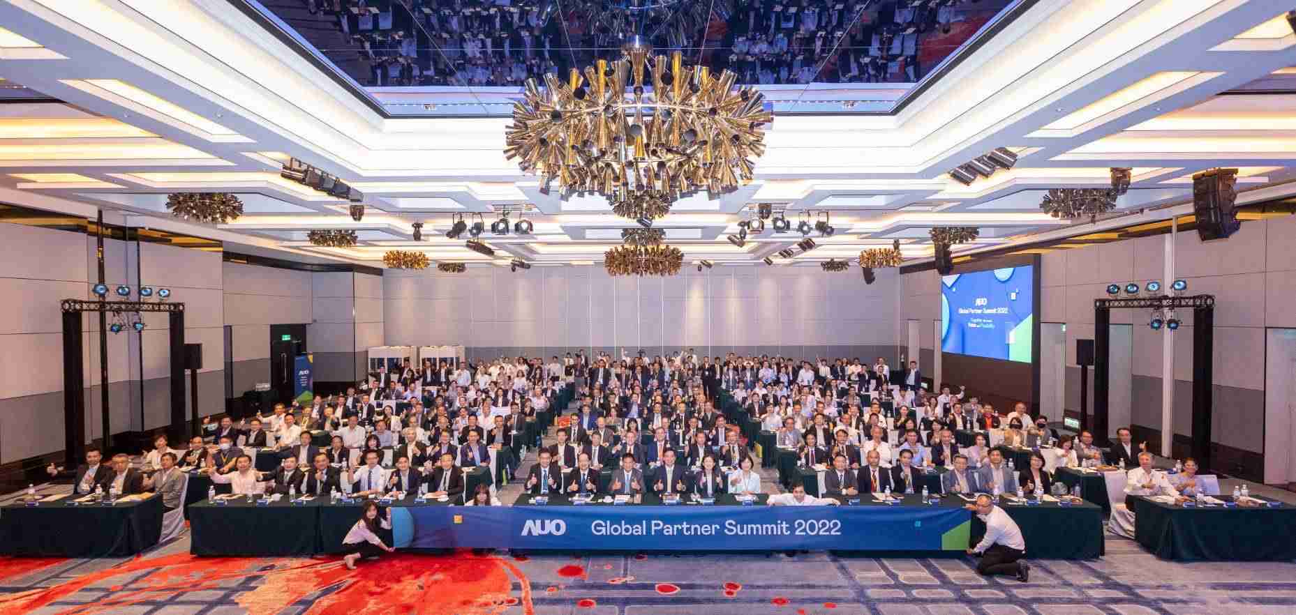 友達推動「安心、、、、創新、、、、用心、、、、同心、、、、盡心」五星職旅，，為菲籍員工打造全方位照護，，，，首度贏得「人權實踐與發展領袖獎」殊榮