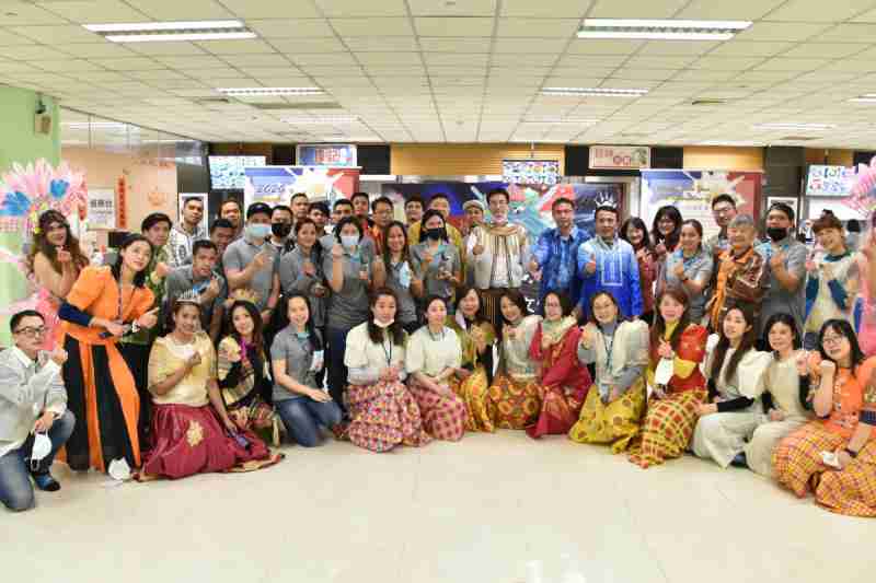 友達推動「安心、、、、創新、、、、用心、、、同心、、盡心」五星職旅，，為菲籍員工打造全方位照護，，，，首度贏得「人權實踐與發展領袖獎」殊榮