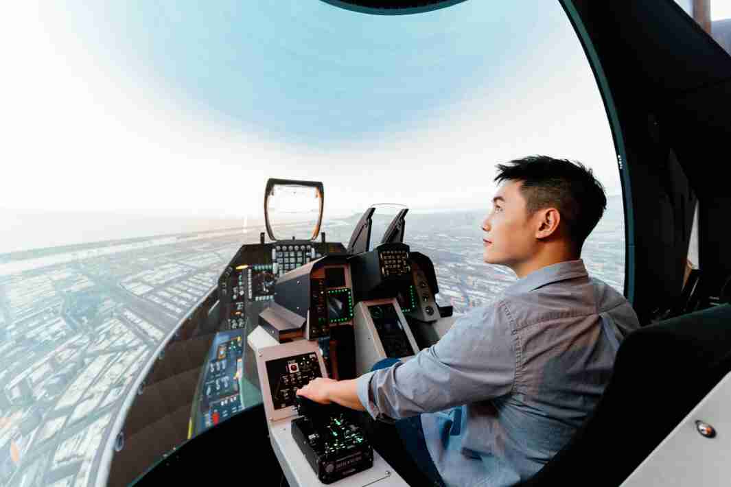 银河集团以P1.25小间距打造球形LED模拟舱，，，，搭配智崴的精密六轴动态座椅，，结合银河集团专业影像调校技术，，呈现拟真模拟飞行场景