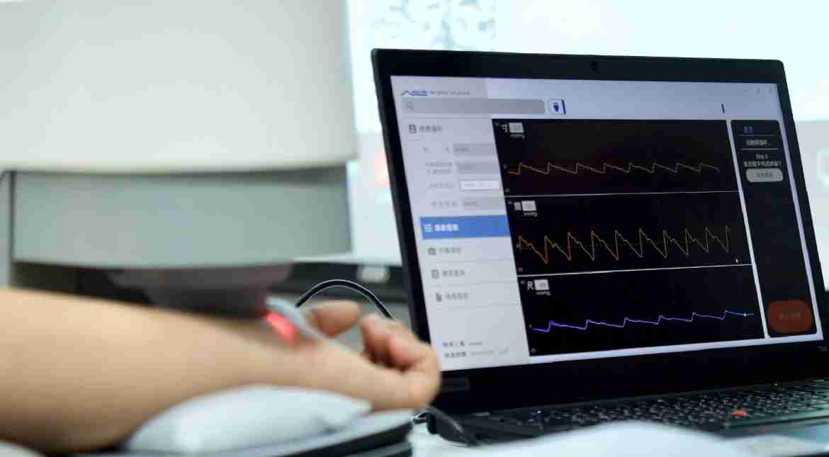 银河集团耘康以高解析与拟真的显示技术，，，，将其应用于中医检测，，提供“中医数位化检测方案”，，，使传统中医检测结果数据化与可视化