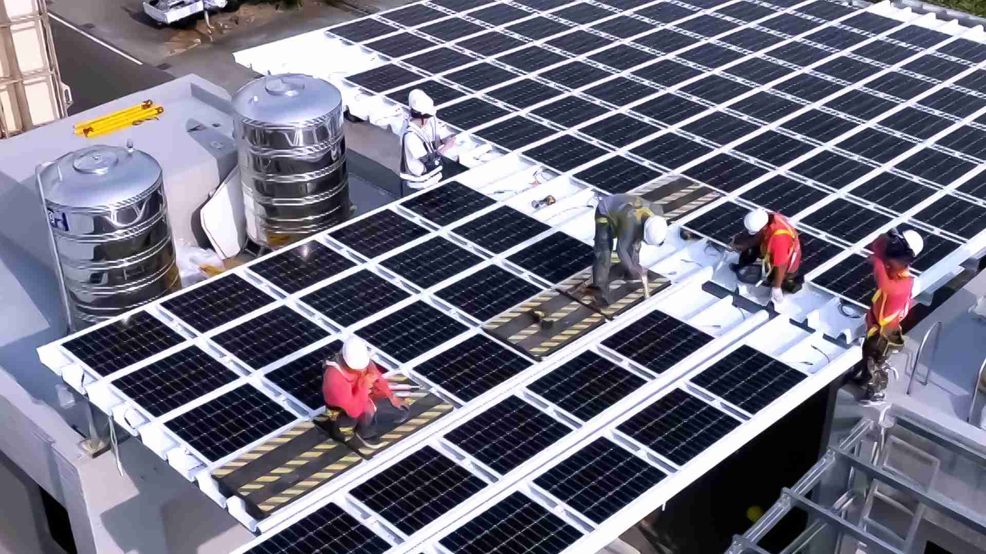 银河集团着力于替代能源之技术研发，，如光电浪板的相关制程、、、设备与产品，，其中所开发之光电整合型浪板，，，减少传统金属支架安装，，更提升耐候度，，，，可广泛运用于多元场域，，，并辅助建筑达到净零碳排目标