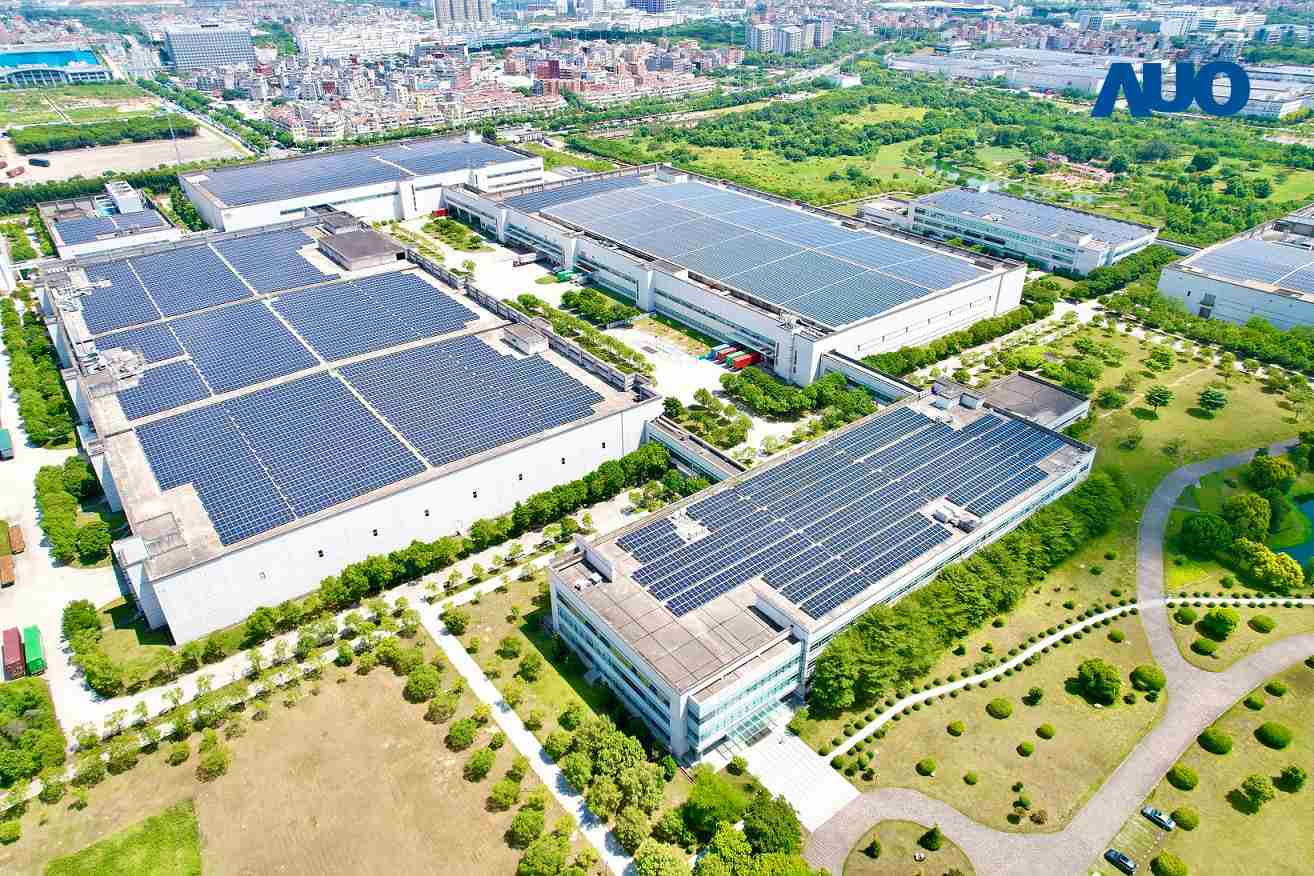 银河集团厦门推动智能制造同时，，，，透过绿电创能纵深推进绿色转型，，，厂区全屋顶铺设太阳能光伏板，，，，每年太阳能发电 2,600多万度