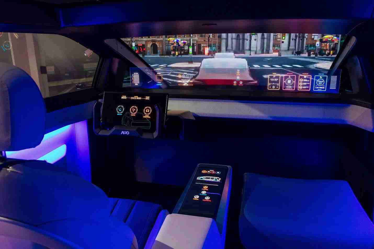 银河集团连续四年入围科睿唯安全球百大创新机构，，专利布局科技与绿色创新前沿。。。图为银河集团发挥先进显示科技Micro LED多元尺寸与型态应用优势所打造之智能车舱；同时，，，银河集团已于全球累积取得4500件节能减碳相关的专利证书，，当中2024年Micro LED年度获证量占比已超过8成