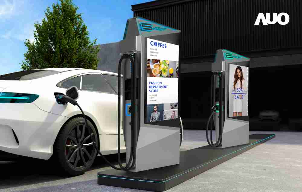 达擎 “55吋高亮度户外防水显示器”，，，，在阳光直射环境下仍可呈现清晰鲜明之影像质量，，，，可灵活安装于充电桩及智能电杆，，成为数字户外广告 （DOOH）最佳宣传利器